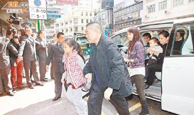 为了躲避税收，他关闭了中国300家公司