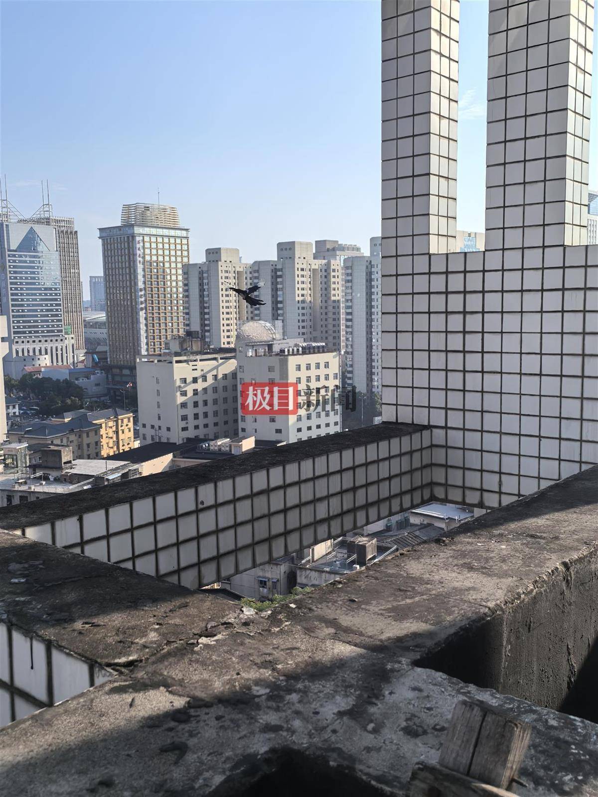 实探罗帅宇坠亡楼栋：天台大门敞开有1.5米高围墙，居民都讳莫如深