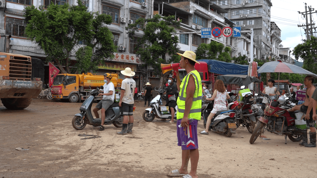 榕江开始灾后清淤消杀，商家讲述两遇洪峰：第一次没想到水那么大，第二次没什么好搬了