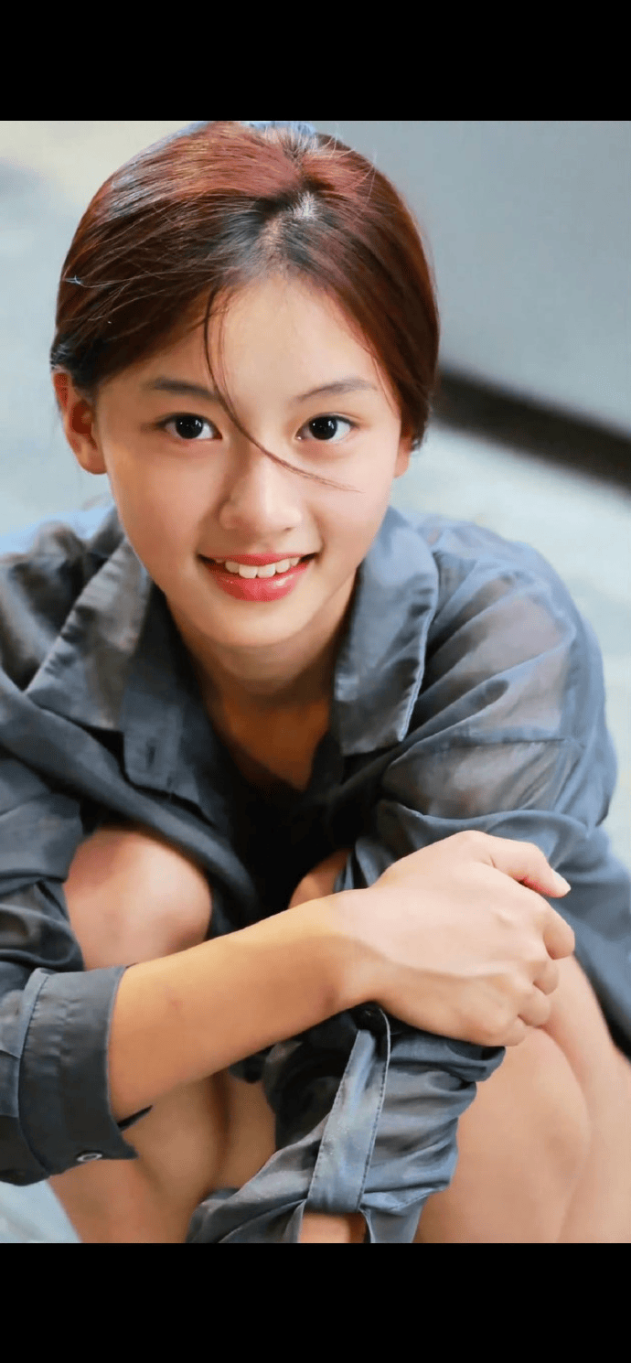 于正吐槽这年头美女太少了，随后其在一女孩妈妈账号下留言“求联系”！该女孩被网友评价神似“梁洛施”“张柏芝”
