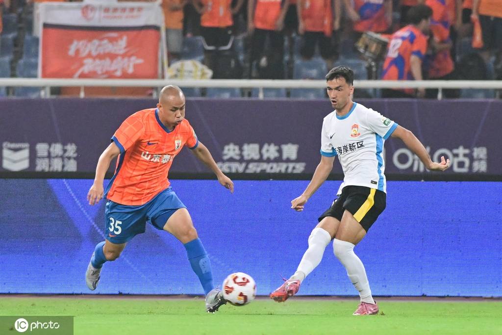 中超-克雷桑阿齐兹双响卡扎破门 泰山3-2西海岸3连胜