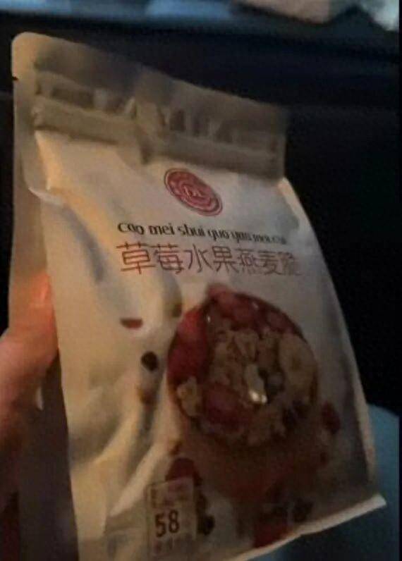 胖东来燕麦脆被指无生产日期,涉事超市:已下架