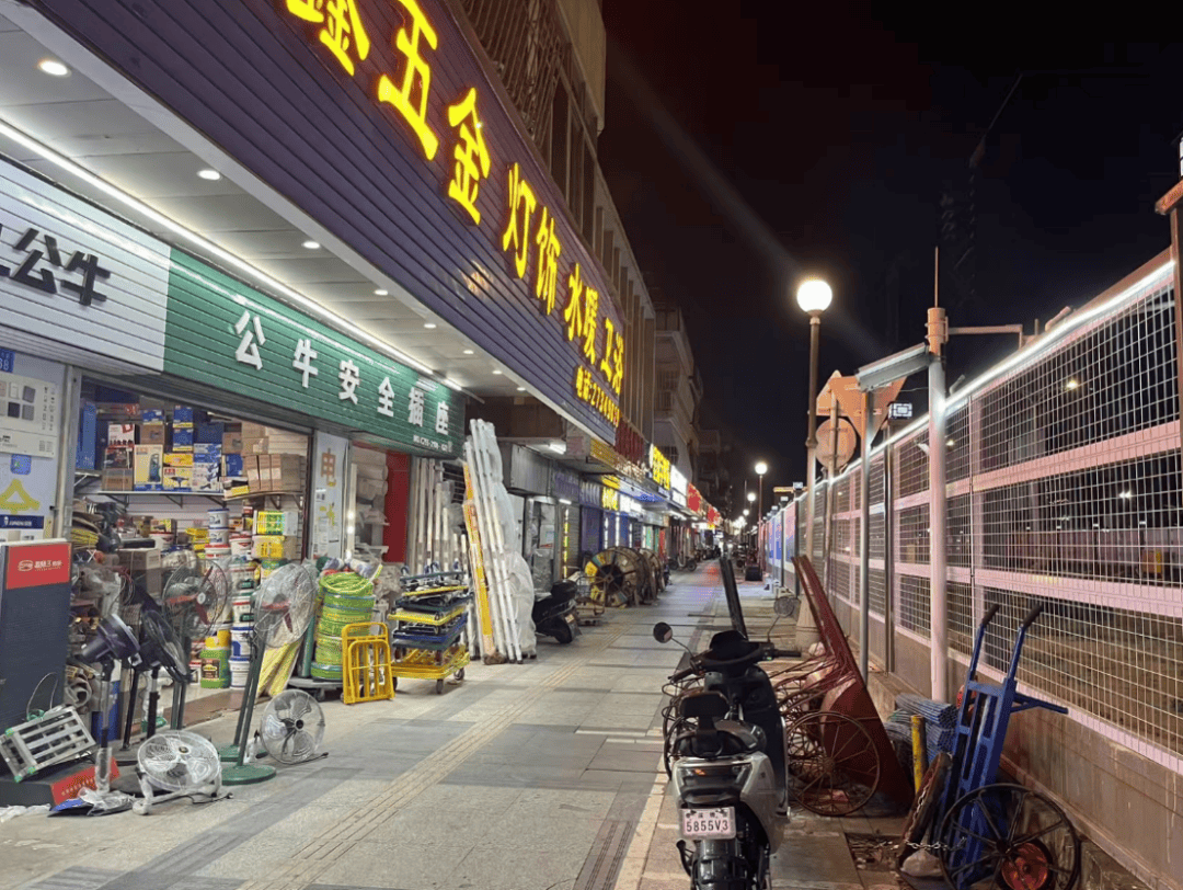 把路挡着究竟在搞什么？总算有记者进去了