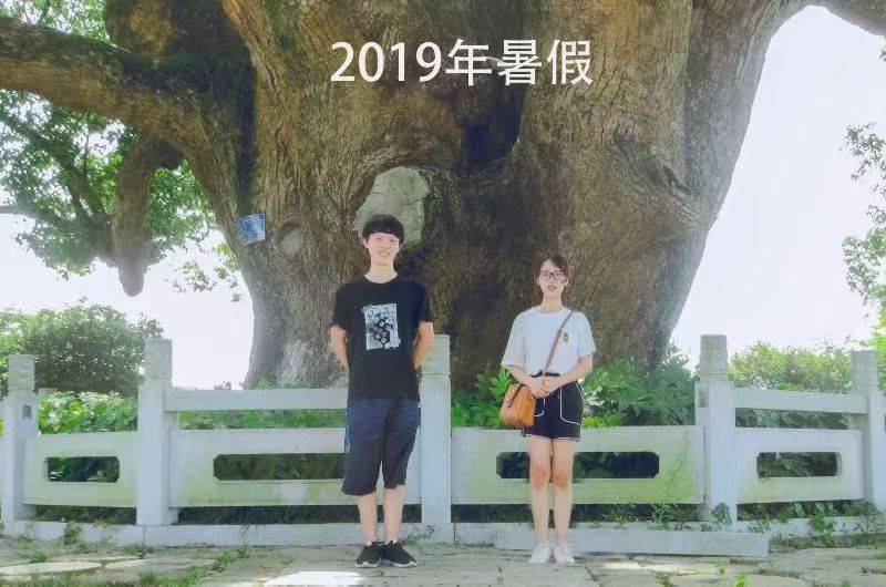 岳阳情侣连续9年在家乡千年古樟树下合影,今年国庆终修正果:希望爱情像古树一样长久