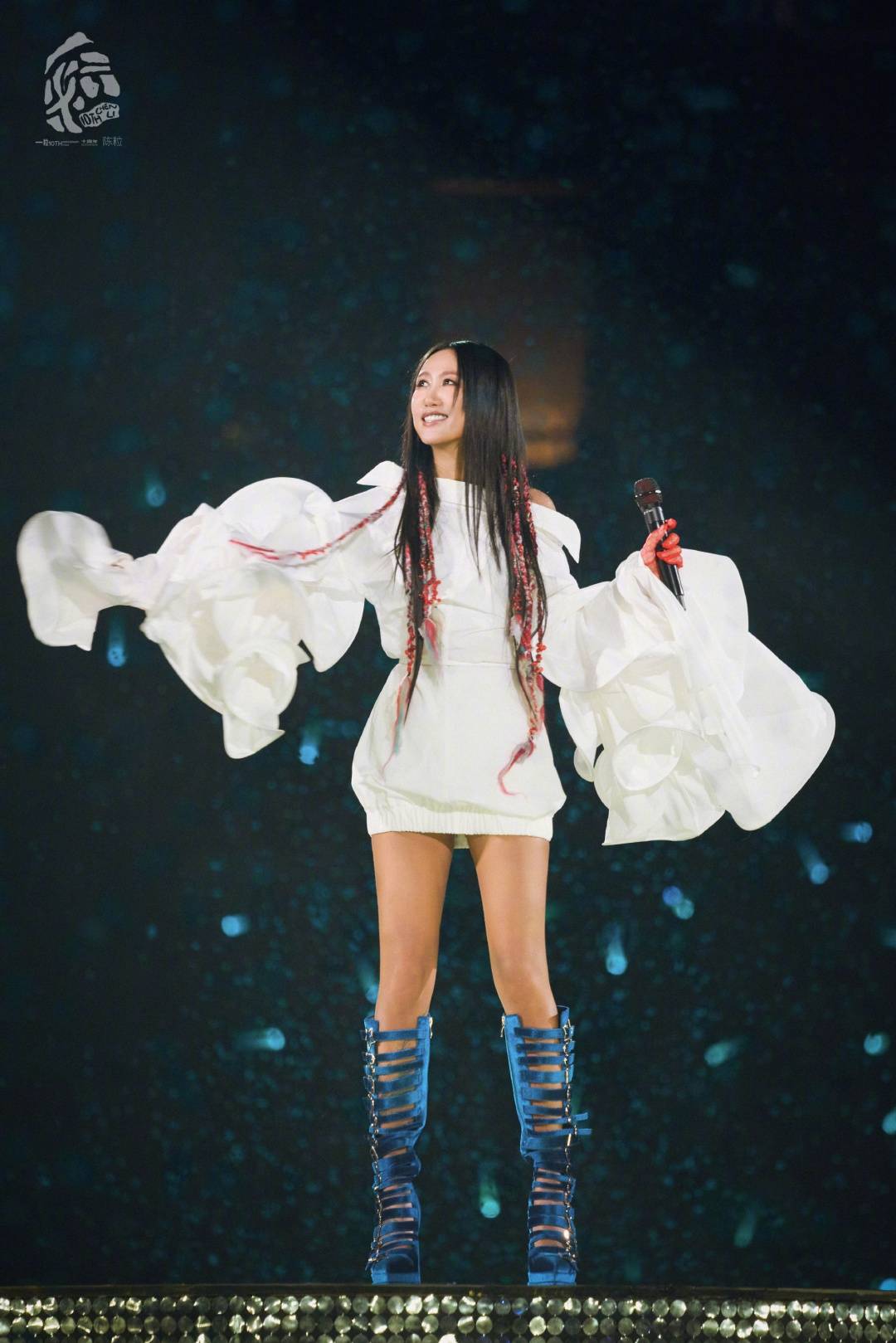 歌手陈粒演出中耳机爆炸，发文称“将开始减少舞台工作”，透露此类事故已发生3次